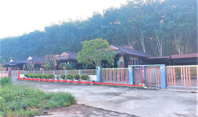 รายละเอียดเพิ่มเติมCode ID :   PKK02-15568ราคาขาย      4,284,000 บาท- ขนาดพื้นที่ :   120.60 ตร.ว (1 งาน / 20.60 ตร.ว) - พื้นที่ใช้สอย :    305.50 ตร.ม- จำนวนห้อง :    4 ห้องนอน 2 ห้องน้ำ (มีชั้นลอย)- ที่จอดรถ :    1-2 คัน- บ้านเดี่ยว :      1 ชั้น- บ้านเดี่ยวหันทางทิศ : -- อายุอาคาร :    11 ปีพิกัดทรัพย์ :    https://maps.app.goo.gl/4EYMnKpKDToudBox6สถานที่ใกล้เคียง- ใกล้โลตัส จันดี- ใกล้โลตัส โกเฟรช ฉวาง- ใกล้โรงพยาบาลสมเด็จพระยุพราชฉวาง- ใกล้วัดธาตุน้อยสอบถามเ�