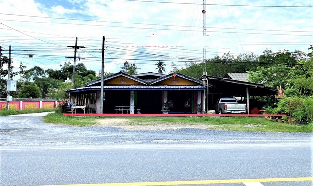 รายละเอียดเพิ่มเติมCode ID : PKK02-14489ราคาขาย      2,180,000 บาท- ขนาดพื้นที่ :   106 ตร.ว (1 งาน / 6 ตร.ว) - พื้นที่ใช้สอย :    282 ตร.ม- จำนวนห้อง :    3 ห้องนอน 1 ห้องน้ำ- ที่จอดรถ :   1-2 คัน- บ้านเดี่ยว :    1 ชั้น- บ้านเดี่ยวหันทางทิศ : -- อายุอาคาร :    28 ปีพิกัดทรัพย์ :    https://maps.app.goo.gl/Y9Qgegu1WJUoXKUk8สถานที่ใกล้เคียง- ใกล้โลตัส จันดี- ใกล้โลตัส โกเฟรช ฉวาง- ใกล้โรงพยาบาลสมเด็จพระยุพราชฉวาง- ใกล้โรงเรียนบ้านคลองปีกสอบถามเพิ่มเติ�