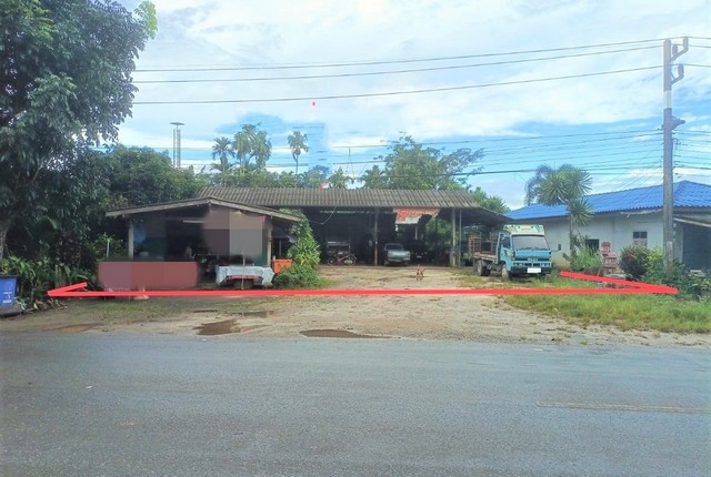 รายละเอียดเพิ่มเติมCode ID : PKK02-10448ราคาขาย      2,141,000 บาท- ขนาดพื้นที่ :   293.60 ตร.ว (2 งาน / 93.60 ตร.ว) - พื้นที่ใช้สอย :    55 ตร.ม- จำนวนห้อง :    - ห้องนอน - ห้องน้ำ- ที่จอดรถ :   1-2 คัน- บ้านเดี่ยว :    1 ชั้น- บ้านเดี่ยวหันทางทิศ : -- อายุอาคาร :    18 ปีพิกัดทรัพย์ :     https://maps.app.goo.gl/xQcM1udz8ScSriQK6สถานที่ใกล้เคียง- ใกล้ตลาดริมคลอง ณ บ้านส้อง- ใกล้โรงพยาบาลส่งเสริมสุขภาพตำบลบ้านห้วยปริก- ใกล้โรงเรียนบ้านห้วยปริก- ใกล้โรงเร�