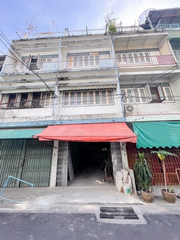 ขายด่วนตึกแถว 4 ชั้น ซอย จันทน์59 ถ.จันทน์ เขตบางคอแหลม ขนาด 12ตร.วา หน้ากว้าง4เมตร ลึก12เมตร อยู่ในซอย จันทน์59 ห่างจากปากซอย25เมตร รถเข้าออกซอยได้ปกติ สามารถจอดรถหน้าบ้านได้ ร้านอาหารชื่อดังเพียบ สามารถเดินไปถึงไม่ต้องแย่งหาที่จอดรถ เจ้าของขายเอง สนใจติดต่อที่เบอร์ 081-939-7461ทำเลใกล้- ถนนเจริญราษฎร์ ไปยังถนนสาทร สีลม เจริญกรุง- ถนนรัชดา-พระราม 3 วงแหวนอุตสาหกรรม- สะ