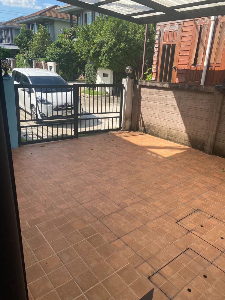 ให้เช่าบ้านเดี่ยว 2 ชั้น  เนื้อที่ 104  ตารางวา 5 ห้องนอน 4 ห้องน้ำ 5 ที่จอดรถ ใกล้ ทางขึ้นทางด่วนศรีสมาน