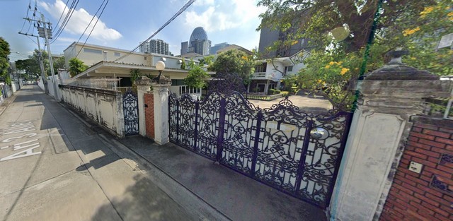 รหัส# TO941 ขายที่ดิน 303 ตารางวา ซอยอารีย์ พร้อมบ้าน 3 หลังในพื้นที่เดียวกัน ใกล้ BTS อารีย์   *** ราคาขาย 180 ล้านบาท ที่ดินพร้อมบ้าน 3 หลังในพื้นที่เดียวกัน ซอยอารีย์ ใกล้ BTS อารีย์   เนื้อที่ 303 ตารางวาพร้อมบ้าน 3 หลังในพื้นที่ หน้ากว้าง 24 เมตร ลึกประมาณ 50 เมตร พื้นที่สีแดง ทำเลเศรษฐกิจ เดินทางสะดวก สถานที่ใกล้เคียง:- กระทรวงคลัง กระทรวงทรัพยากร กรมประชาสัมพันธ์ สำนักงานเขตพ