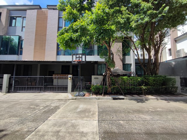 โซล เอกมัย - ลาดพร้าว SOUL EKAMAI - LADPRAO บ้าน Luxury 3 ชั้น 60 ตรว 5 นอน 5 ห้องทำงาน ใกล้ รร. บดินทรเดชารายละเอียด :กดรูปเพิ่มเติม : https://bit.ly/3Mivwavhttps://www.winnerestateplus.com/ติดต่อพี่เปี๊ยก Tel : 099-949-6599 ขาย SOUL เอกมัย – ลาดพร้าว 112 บ้านหรู  Modern SUPER LUXURY CLASS Mine 3 ชั้น ทำเลใจกลางเมืองล้อมด้วย รร.ดัง,รร.นานาชาติ Double Volume Living Room วัสดุใช้เกรดพรีเมี่ยม Finishing กระเบื้องเคนไซ, กระจก Tempered ,พื้น Engineering Wood,ห้องรับประทานอาหาร, รวมไปถึงวัสดุทุกชิ้นในห้