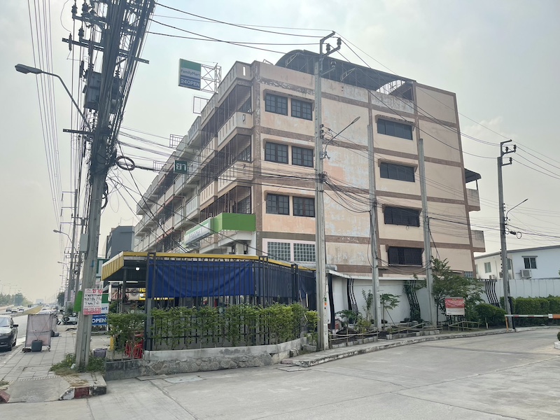 BH2560 ให้เช่า-ขายอาคารพาณิชย์ 2คูหาติดกัน 4ชั้น ริมถนนนครอินทร์(ถ.พระราม5) เป็นแหล่งชุมชน ใกล้ตลาดพระราม5. เหมาะทำร้านค้าสยามชัย ร้านอาหาร ทำสำนักงานส่งของ คลีนิค เก็บของ ได้หมดcontact : คุณบัว Bua Agent 0936464597, 0826914598Line : Bua093ราคาเช่า 55,000บาทราคาขาย 26.5ล้าน BH2560 อาคารพาณิชย์ 2คูหาติดกัน 4ชั้น ฉโนดขนาดที่ดิน 82.2ตารางวา  500 กว่า ตารางเมตรตอนนี้ชั้นล่าง family mart ครบสัญญาและไม่เช่าต่อแล้ว ปล่อยเช่าต