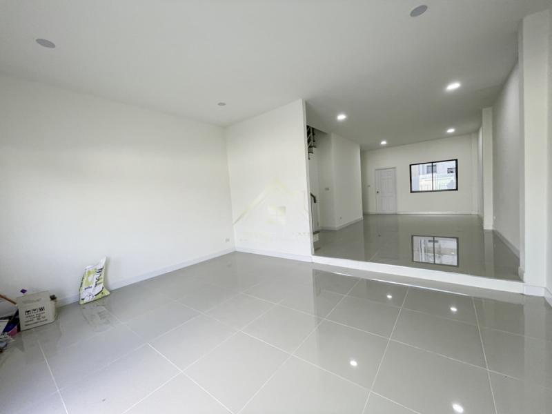 ทาวน์โฮม 2 ชั้น  ละหาร บางบัวทอง ใกล้ถนนใหญ่