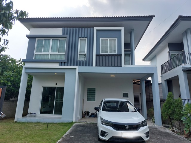 ให้เช่า บ้านเดี่ยว2ชั้น 54ตรว. สภาพใหม่ 3ห้องนอน 3ห้องน้ำ ต่อเติมหลังบ้าน 1ห้องรับแขก 1ห้องครัว(เครื่องดูดควัน+เตาแก๊ส) แอร์4เครื่อง เฟอร์นิเจอร์ครบ เครื่องใช้ไฟฟ้า TV2เครื่อง ตู้เย็น ไมโครเวฟ   เครื่องทำน้ำอุ่น2เครื่อง-  ส่วนกลาง สระว่ายน้ำ,คลับเฮ้าส์,สวนสาธารณะ,ฟิตเนส,ระบบรักษาความปลอดภัย,กล้อง CCTV ตลอด 24 ชม.เข้า-ออกโครงการด้วยระบบ Key Card Acces อยู่ถนน รามอินทรา109  เข้า-ออกไ