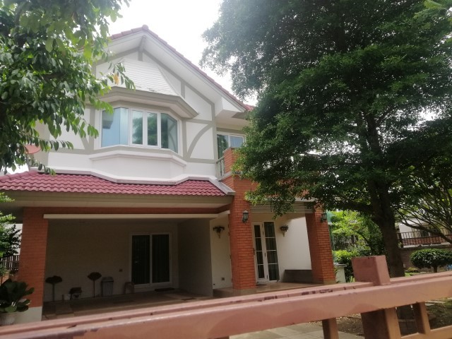 ให้เช่า บ้านเดี่ยว2ชั้น สวยหรูสไตล์ยุโรป  124ตรว. (240ตารางเมตร) พร้อมเรือนรับรอง  มี4ห้องนอน   4ห้องน้ำ  ห้องครัวบิวท์อิน 1ห้องแม่บ้านแยกเป็นสัดส่วน แอร์8เครื่อง เครื่องทำน้ำอุ่นทุกห้อง  เฟอร์นิเจอร์ครบ ผ้าม่านหรู ระบบสัณญาณกันขโมยในบ้าน * อยู่ถนนชัยพฤกษ์-แจ้งวัฒนะ *ใกล้สะพานพระราม4   *เซ็นทรัล แจ้งวัฒนะ, บิ๊กซี ,เมเจอร์ ปากเกร็ด, เมืองทองธานี ,*รพ.กรุงไทย,มงกุฎวัฒนะ • 