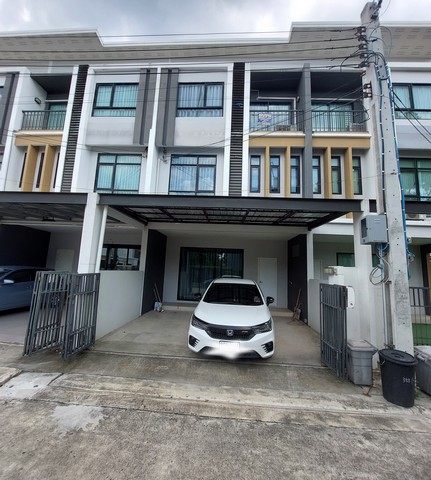 ให้เช่า ทาวน์โฮมหรูใหม่3ชั้น(วิวสระว่ายน้ำ) 25ตรว. พื้นที่ใช้สอย 200 ตารางเมตร - 4ห้องนอน 4ห้องน้ำ 1ห้องครัว ห้องรับแขก  แอร์ 6ตัว เฟอร์นิเจอร์ครบพร้อมเครื่องใช้ไฟฟ้า ทีวี45นิ้ว ตู้เย็น  เครื่องซักผ้า เครื่องทำน้ำอุ่นครบทุกห้อง - จอดรถในบ้าน 2 คัน นอกบ้าน 3 คัน - มีสนามเด็กเล่น คลับเฮาส์ สระว่ายน้ำระบบเกลือ ระบบการรักษาความปลอดภัย Dubble Security และกล้อง CCTV ตลอด 24 ชม.- โครงการอยู่
