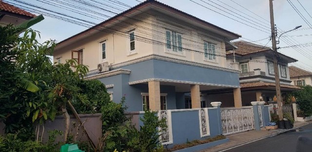 ให้เช่า บ้านเดี่ยว2ชั้น 56ตรว. 3ห้องนอน 3ห้องน้ำ 1ห้องรับแขก 1ห้องครัว 1ห้องแม่บ้าน แอร์3เครื่อง พร้อมเฟอร์นิเจอร์บางส่วน หมู่บ้านKC- อยู่ถ.วงแหวน-รามอินทรา ใกล้ห้างแฟชั่นไอซ์แลนด์ม บิ๊กซีเอ็กตร้า, เทสโก้โลตัส, ตลาดมีนบุรี, ซาฟารีเวิล์ด ,โรงพยาบาลนพรัตนราชธานี, โรงเรียนเบญจมราชาลัย การเดินทางเข้า-ออกได้ทั้ง ถนนหทัยราษฎร์ ถนนคู้บอน ถนนสุวินทวงศ์, และถนนรามอิทรา เ