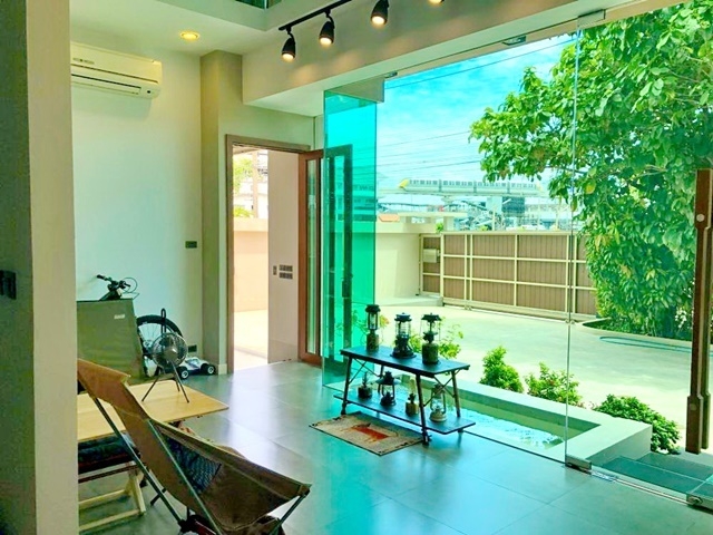 ศรีนครินทร์ ใกล้รถไฟฟ้าสายสีเหลือง MRT ศรีอุดม โฮมออฟฟิศ 3 ชั้น พร้อมโกดัง Style Modern 169ตรว. 1,110ตรม. 5นอน 8น้ำ 3จอดรถ 3แอร์