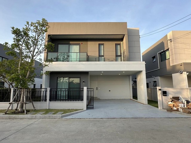 รหัส# TO949 ให้เช่าบ้านเดี่ยว 2 ชั้น 55 ตรว. 4 ห้องนอน โครงการ Centro บางนา  (โครงการใหม่) ใกล้ Mega Bangna*** ราคาเช่า 69,000 บาท/เดือนบ้านเดี่ยว 2 ชั้น โครงการ Centro บางนา  (โครงการใหม่) ใกล้ Mega Bangnaพื้นที่ดิน : 55.5 ตรวพื้นที่ใช้สอย : 190 ตรม4 ห้องนอน  4 ห้องน้ำ  Open Living space : ห้องนั่งเล่น combine กับห้องทานอาหาร 1ห้องครัว 1ประตู digital door lockบ้านหันทิศ : ใต้2 ที่จอดรถ รายการเครื่องใช้ไฟฟ้าTV : 2 เครื่อง (65“ 1 เครื่อง & 55“ 1 เครื่อง)แอร