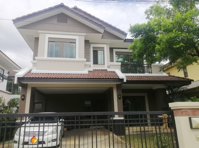 ให้เช่า บ้านเดี่ยว 2ชั้น  ตกแต่งสวย พร้อมเข้าอยู่ 63ตรว.  3 ห้องนอน 3 ห้องน้ำ  ห้องรับแขก ห้องครัว จอดรถได้2คัน  พร้อมเฟอร์นิเจอร์ และเครื่องใช้ไฟฟ้าครบ แอร์ 4 เครื่อง ตู้เย็น เครื่องซักผ้า ไมโครเวฟ เครื่องทำนำร้อน เครื่องทำน้ำอุ่น โซฟา โต๊ะทานข้าว  พร้อม Hood ดูดควัญ  - โครงการคุณภาพจากแสนสิริ  สาธารณูปโภคโครงการ ระบบรักษาความปลอดภัย 24 ชั่วโมง, เข้า-ออกด้วย Easy Pass ,ห้องออก