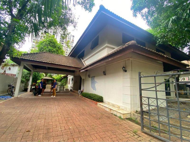 HR2930 ให้เช่าบ้านเดี่ยว-โฮมออฟฟิศ 2 ชั้น ถนนประชาอุทิศ ทำเลเลียบด่วน-รามอินทรา  8 ห้องอเนกประสงค์ 5 ห้องน้ำ ขนาดพื้นที่137 ตารางวา  5 ที่จอดรถ เช่า80,000บาท: ติดต่อ : คุณ เอก  : 061-241 4954, 083-017 9463  : Line Id : eak2325: กดลิ้งค์เพื่อเเอดไลน์ครับ : https://line.me/ti/p/A6pc3MTougค่าเช่า80,000บาท/เดือนที่ตั้ง ถนนประชาอุทิศ แขวงวังทองหลาง เขตวังทองหลาง กรุงเทพมหานคร 10310ให้เช่าโฮมออฟฟิศบ้านเดี่ยว2ชั้น เลียบด่วน-รามอินทราทำเ