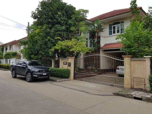 รหัส# JD728 ให้เช่าบ้านเดี่ยว 2 ชั้น 65.5 ตรว. 3 ห้องงนอน หมู่บ้านปรัชญาไพรเวทโฮม ลาดพร้าว 71 ซอยนาคนิวาส 48 ใกล้ Central Eastville , The Crystal*** ราคาเช่า 35,000 บาท / เดือนบ้านเดี่ยว 2 ชั้น หมู่บ้านปรัชญาไพรเวทโฮม ลาดพร้าว 71 ซอยนาคนิวาส 48 เนื้อที่ 65.5 ตรว. 3 ห้องนอน 3 ห้องน้ำจอดรถได้ 3 คันแอร์ 4 ตัว 1 ห้องทำงานพร้อมอุปกรณ์ (พร้อมเฟอร์นิเจอร์ทั้งหลัง)ครัวนอก ครัวใน ห้องรับแขกโถง ห้องเก็บของTV , ตู้เย็น เครื