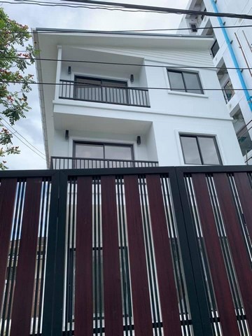 รหัส# TO536 ให้เช่าโฮมออฟฟิศ 3 ชั้น 200 ตรม. ซอยสุขุมวิท 65 พร้อมเฟอร์นิเจอร์ ใกล้รถไฟฟ้า BTS เอกมัย ** จดทะเบียนบริษัทได้ *** ราคาเช่า 120,000 บาท/เดือน ต่อรองได้    โฮมออฟฟิศ 3 ชั้น ซอยสุขุมวิท 65 ใกล้ BTS เอกมัย  พื้นที่ใช้สอย 200 ตารางเมตร3 ห้องนอน 4 ห้องน้ําห้องแม่บ้านแยกต่างหาก เครื่องปรับอากาศ เฟอร์นิเจอร์ครบที่จอดรถ 4-5 คันเดินทางสะดวก ใกล้ BTS เอกมัย  *** ราคาเช่า 120,000 บาท/เดือน ต่อรองได้  ***