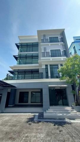 BS731 ขายด่วนโฮมออฟฟิศ 4 ชั้น บ้านกลางกรุง ลาดพร้าว 71 นาคนิวาส ซอย 4 ใกล้เลียบด่วน ใกล้รถไฟฟ้า ลาดพร้าว 71contact : คุณบัว Bua Agent 0936464597, 0826914598Line : Bua093*** ราคาขายพิเศษ 26.9 ล้านบาท BS731 โฮมออฟฟิศ 4 ชั้น บ้านกลางกรุง ลาดพร้าว 71 ขนาดที่ดิน 94.5 ตร.วา พื้นที่ใช้สอยมากกว่า 800 ตรม. ต่อเติมหน้าบ้าน-หลังบ้าน จอดรถในบ้านได้ 9 คัน ทำเลดี เดินทางสะดวก เข้าออกได้ 2 เส้นทาง ลาดพร้าว 71 หรือ เลียบทางด่วนเอกมัย-รามอ