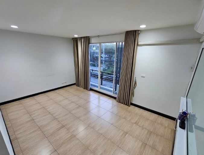 ให้เช่าทาวน์โฮม 3 ชั้น  บ้านกลางเมือง ซอยรามคำแหง39