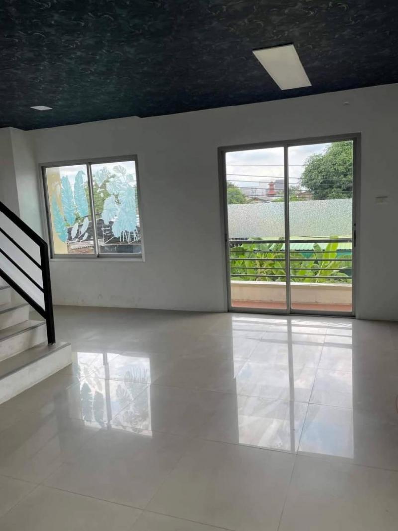 ให้เช่าโฮมออฟฟิศ 3 ชั้น เลียบทางด่วนรามอินทรา โครงการ มารีน่าโฮม คลองลำเจียก 29 มี3 ห้อง 2 ห้องน้ำ  พื้นที่ 160 ตรม. จอดรถได้ 2 คัน