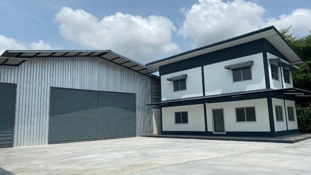 BR456 ให้เช่าโกดังพร้อมสำนักงาน  ต.บึง อ.ศรีราชา (ขาเข้า กทม.) 1 ไร่ 3 งาน ใกล้ถ.คู่ขนานมอเตอร์เวย์7ติดต่อ : - คุณสราวุฒิ Tel. 0994108945   Line : 0994108945  โกดังติดถนนMotorway ศรีราชา ตำบลบึง 1ไร่ 3งานโกดัง พร้อมอาคาร 3 หลังเนื้อที่ 1 ไร่ 3 งาน (700 ตารางวา)ติดถนนหน้าบ้าน (ทางคู่ขนานทางหลวงหมายเลข 7 กม.104)ที่ดินรูปสี่เหลี่ยม ขนาดที่ดิน 700 ตารางวาหน้ากว้างที่ดิน-ติดถนน ประมาณ 40 เมตรพื้นที่ใช้สอยสิ่งปลูกสร้