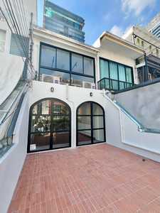 For Rent Home Office Thong Lo (Sukhumvit 55) รีโนเวทใหม่  Pet Friendlyทาวน์เฮ้าส์ 4 ชั้น รีโนเวทใหม่ (โฮมออฟฟิศ)ขนาด 22 ตร.วา พื้นที่ใช้สอย 288 ตร.ม.  2 ห้องนอน, 1 free space, 1 ครัว, 3 ห้องน้ำ, ที่จอดรถ 1 คันค่าเช่า 75,000.-/ เดือน [ CONTRACT ]: ขั้นต่ำ 1 ปี, ประกัน 2 เดือน, ล่วงหน้า 1 เดือน: เครื่องปรับอากาศ 4 เครื่อง, เครื่องทำน้ำอุ่น 2 เครื่อง, Pantry, สุขภัณฑ์ Cotto: บ้านมีเฟอร์นิเจอร์ บางส่วน( Partly furnished): เหมาะกับเช่าทำโฮมออฟฟิศ[ Location ]: ทองหล่อซอย 14, ตรงข