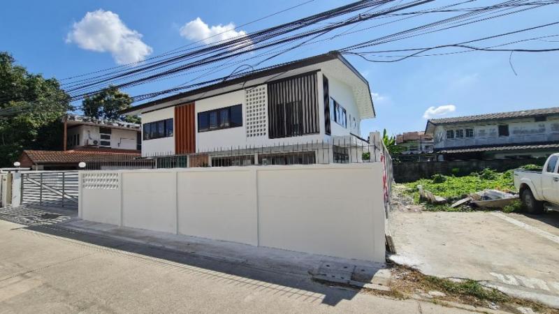 HR6894 ให้เช่าบ้านเดี่ยว 2 ชั้น  ซอยโชคชัย 4ลาดพร้าว รีโนเวทใหม่ 4 ห้องนอน 4 ห้องน้ำ  เนื้อที่ 90 ตารางวา ตกแต่งพร้อม เหมาะทำ home officeจอดรถได้ 7-8 คัน ราคา 80,000 บาท: ติดต่อ : คุณ เอก  :  061-241 4954   &   083-017 9463   : Line Id : eak2325: กดลิ้งค์เพื่อเเอดไลน์ครับ :  https://line.me/ti/p/A6pc3MToug     :  https://line.me/ti/p/OLEY0bJTsVราคา 80,000 บาท/เดือนสถานที่ตั้งโชคชัย 4 แขวงลาดพร้าว เขตลาดพร้าว กรุงเทพมหานคร ซอยโชคชัย 4 ตกแต่งพร้อม ให้เช่าขนาด 90 ตรว. 4 ห้องนอน/ห้