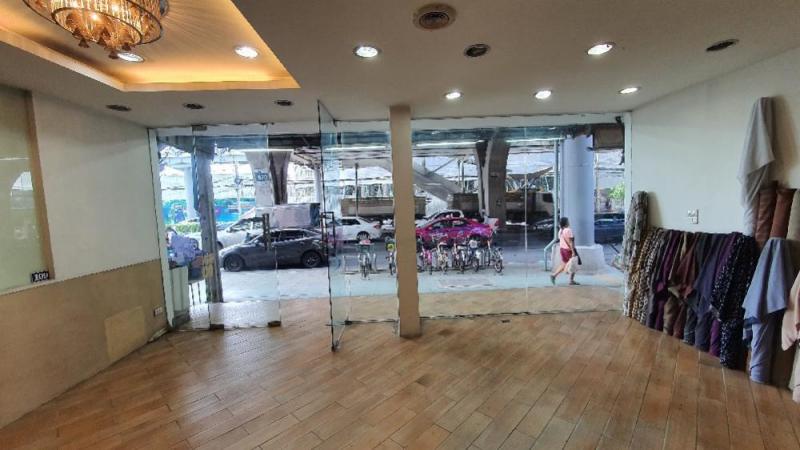 ให้เช่าพื้นที่ภายในอาคารชั้น 1  ถ. พหลโยธิน  ติดสถานีรถไฟฟ้าสะพานใหม่ พื้นที่ใช้สอย 108 ตารางเมตร 2 ห้องน้ำ อนุสาวรีย์ บางเขน