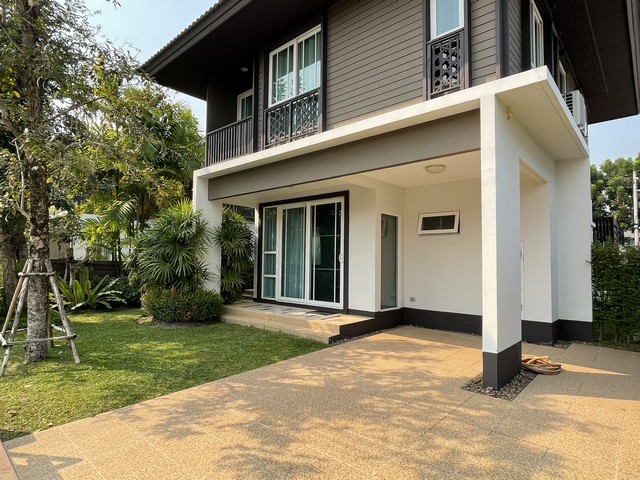 ขายบ้านโครงการ บุราสิริ สันผีเสื้อ เชียงใหม่บ้านเดี่ยว 2 ชั้น ทรงโมเดิร์นล้านนา อยู่ในโครงการ เฟส 1 ใกล้พื้นที่ส่วนกลาง สระว่ายน้ำพื้นที่ 58 ตรว. พื้นที่ใช้สอย 140 ตรม.4 ห้องนอน 2 ห้องน้ำ ระเบียงใหญ่ชั้นบนตกแต่งแบบบ้านตัวอย่าง พร้อมเข้าพักอาศัยเฟอร์นิเจอร์ ตู้เตียง ที่นอน Synda ครบทุกห้อง โต๊ะทำงาน walk in closet ห้องนอนใหญ่ ห้องนอนชั้นล่างวิวสวนโต๊ะทานข้าว sofa sideboard แอร์คอนด