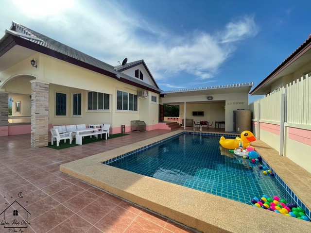 บ้านเดี่ยว พูลวิลล่า ชะอำขาย 5.9 ล้านบาทคุณกิตติพงษ์ วงศ์คำหาร (เอิร์ธ)เบอร์ติดต่อ 099-774-6393เจ้าของบ้านขายเองขนาดที่ดิน 102 ตร.ว.บ้านชั้นเดียว 4 ห้องนอน 4 ห้องน้ำ 1 ห้องครัว 1 ห้องนั่งเล่นพร้อมสระว่ายน้ำระบบคลอรีน ขนาด 4x8เมตร มีสไลด์เดอร์สำหรับเด็กมีเฟอร์นิเจอร์พร้อมอยู่ ถือกระเป๋าเสื้อผ้าเข้าอยู่ได้เลยเตียง 5 ฟุต 3 เตียงเตียง 6 ฟุต 3 เตียงมีกล้องวงจรปิด 4 ตัวบริเวณรอบบ