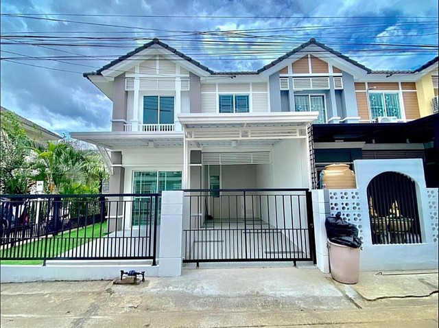 ทาวน์เฮ้าห้องมุมเนื้อที่เหลือๆ โครงการพฤกษาวิวล์41_ติวานนท์ราคาดี 2,490,000 ฟรีโอนทำเลของโครงการฯดีมากติดถนนใหญ่ ใกล้จุดขึ้นลงทางด่วนบางพูน เดอะไนน์ ติวานนท์ ตลาดพูนพฤกษาวิลล์41_ติวานนท์ฯ เนื้อที่ 28.9 ตร.ว.  3 ห้องนอน  2 ห้องน้ำ 1 ห้องรับแขก 1 ห้องอาหารพร้อมเคาน์เตอร์ครัว 1 ที่จอดรถหน้าบ้านหัน ทิศตะวันออกค่าส่วนกลาง (400+)ถนนเมน แต่ค่อนข้างท้ายโครงการฯhttps://maps.app.goo.gl/TRuHM5mewn9hJAMC6นั