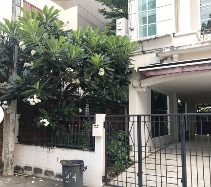  ให้เช่าทาวน์โฮม 4 ชั้น บ้านกลางเมืองพระรามเก้า-ลาดพร้าว แปลงมุม 50 ตรว 