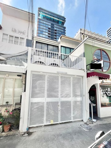 ปล่อยเช่า ทาวน์เฮาส์ รีโนเวทใหม่ โฮมออฟฟิศ ใจกลางทองหล่อ Pet Friendly 