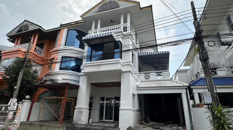 บ้านแฝด 3 ชั้น ทาวน์อินทาวน์ 3 ห้องนอน 5 ห้องน้ำขนาด 330 ตร.มจอดรถ 5 คันรีโนเวทใหม่ทั้งหลัง พร้อมเข้าอยู่!บ้านเปล่า เช่า 50,000 บาท/เดือนติดแอร์ทั้งหมด 5 ตัว 53,000 บาท/เดือนสัญญาขั้นต่ำ 1 ปีทำเลดี ย่านใจกลางระหว่างลาดพร้าว ห้วยขวาง รามคำแหง อยู่ถนนศรีวรา เดินทางสะดวกใกล้ MRT ลาดพร้าว 71 (สายสีเหลือง)รหัสทรัพย์ : H-661129-0007สนใจติดต่อ : 02-541-4999 หรือ 085-664-5000และ Line ID : @acr_a65 (มี@ด้วย) รบกวนติดต่อแอดมิน