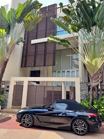 รหัส# JD729 ขายโฮมออฟฟิศ 4 ชั้นครึ่ง 390 ตรม. เดอะลอฟท์สาทร ใจกลางเมือง ย่านช่องนนทรี ยานนาวา *** ราคาขาย 36 ล้านบาทโฮมออฟฟิศ 4 ชั้นครึ่ง เดอะลอฟท์สาทร ใจกลางเมือง เนื้อที่ดิน 39 ตรว. พื้นที่ใช้สอย 390 ตรม. 3 ห้องนอน 4 ห้องน้ำ ห้องนอนและห้องน้ำแยกสำหรับแม่บ้านมาพร้อมชุดครัว build inที่จอดรถส่วนตัว 3 คันก่อสร้างแล้วเสร็จ: 2546ประกอบด้วยบ้านจำนวน 25 หลังสิ่งอำนวยความสะดวกสถานที่ใกล้เ