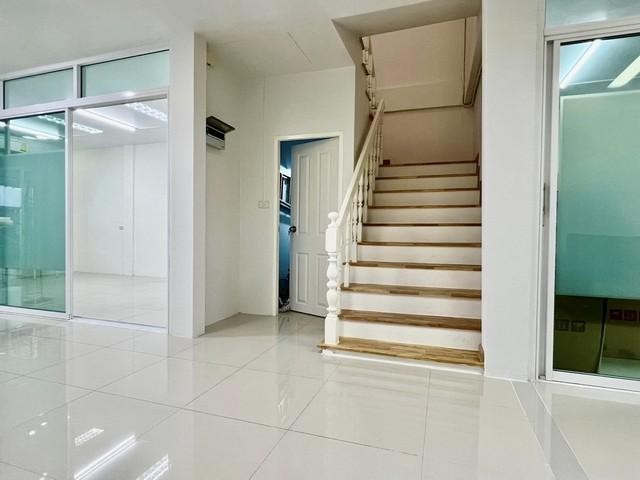 POR3594 ให้เช่า บ้าน สไตล์มินิมอล ซอยลาดพร้าว 41/1  เขตห้วยขวาง  ใกล้ BTS ภาวนา เพียง 100 เมตร เดินทางสะดวก เหมาะทำออฟฟิศ อยู่อาศัย