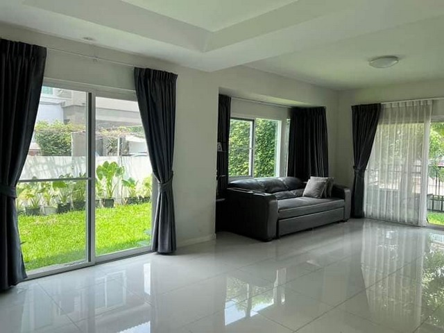 ขายบ้านเดี่ยว 2 ชั้น 60 ตรว. หมู่บ้านมัณฑนา ศรีนครินทร์-ร่มเกล้า ต่อเติมครัว เฟอร์บางส่วน เดินทางสะดวก