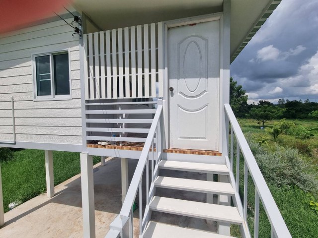 ขายด่วนๆ บ้านสร้างใหม่ พร้อมที่ดิน เนื้อที่ 5 ไร่  สวนผลไม้ผสม ผักสวนครัว ศาลากลางน้ำ เหมาะที่จะเป็นบ้านพักตากอากาศ  อำเภอลำสนธิ จังหวัดลพบุรี