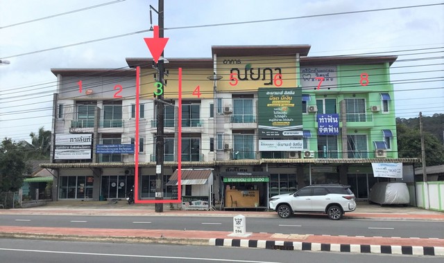   รายละเอียดเพิ่มเติม Code ID : PKK04-06243  ราคาขาย  4,800,000 บาท- ขนาดพื้นที่ :  30.90 ตร.ว. - พื้นที่ใช้สอย :  176.00 ตร.ม. - จำนวนห้อง :  2 ห้องนอน 3 ห้องน้ำ  - ที่จอดรถ :    1   คัน- บ้านหันทางทิศ : ตะวันตกเฉียงใต้    พิกัดทรัพย์ : https://maps.app.goo.gl/GY5YTWdEhTthRe1j7    สถานที่ใกล้เคียง- ใกล้ตลาดสะพานยูง- ใกล้ตลาดคลองถม_ระนอง - ใกล้โรงพยาบาลระนอง - ใกล้บิ๊กซี ซูเปอร์เซ็นเตอร์ ระนอง ดีฟาร์มช็อป สาขาระนอง สอบถามเพิ่มเติม/นัดชมโทร. 097-4