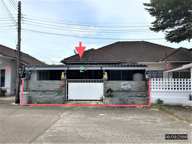   รายละเอียดเพิ่มเติม Code ID : PKK02-15579  ราคาขาย  1,450,000 บาท- ขนาดพื้นที่ :  37.60 ตร.ว - พื้นที่ใช้สอย :   131.75 ตร.ม.- จำนวนห้อง :  2 ห้องนอน 2 ห้องน้ำ  - ที่จอดรถ :    1   คัน- บ้านหันทางทิศ : ตะวันออกเฉียงเหนือ พิกัดทรัพย์ : https://maps.app.goo.gl/FpGEUhuruWqvVMXf6    สถานที่ใกล้เคียง- ใกล้โรงพยาบาลวิรัชศิลป์  - ใกล้มินิมาร์ทโดนใจตาคลุต วัดประเดิม จ.ชุมพร - ใกล้บิ๊กวัน มินิมาร์ท สาขาตลาดสดเทศบาลเมืองชุมพร- ใกล้เทสโก้ โลตัส ตลา�