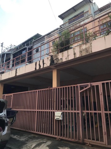 รหัส# TO962 ขายทาวน์โฮม 4 ชั้น 360 ตร.ม 5 ห้องนอน ลาดพร้าว 41 ซอยภาวนา ใกล้รถไฟฟ้าสถานีภาวนา 800 เมตร *** ราคาขาย 6.9 ล้านบาท  ทาวน์โฮม 4 ชั้น ลาดพร้าว 41 ซอยภาวนา ใกล้รถไฟฟ้าสถานีภาวนา 800 เมตร - เนื้อที่ 26 ตร.วา- 5 ห้องนอน - 4 ห้องน้ำ- 1 ห้องครัวใน- 1 ห้องครัวนอก- 1 ห้องรับประทานอาหาร- 1 ห้องโถงใหญ่ เพดานสูง 2 เมตร- มีระเบียงชั้น 2 เหมาะกับการจัดสวนหรือจัดพื้นที่ทำกิจกรรมได้- หน้ากว้างมาก 7 เมตร จ