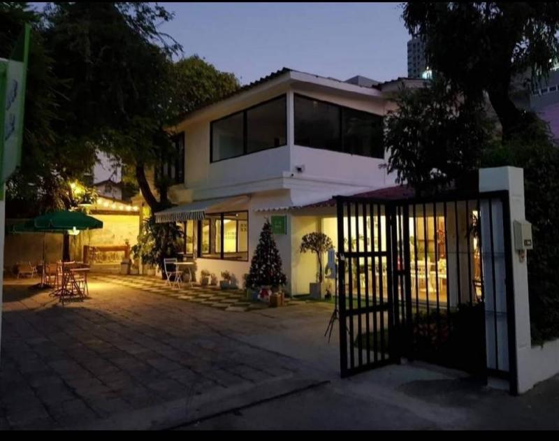 รหัส# KO915 ให้เช่าบ้านเดี่ยว 2 ชั้น 120 ตรว. อินทามระ 3 ย่านสะพานควาย สุทธิสาร ใกล้ BTS สะพานควาย บรรยากาศร่มรื่น เหมาะทำออฟฟิศสำนักงาน ร้านอาหาร คาเฟ่ สตูดิโอ*** ราคาเช่า 110,000 บาท / เดือน บ้านเดี่ยว 2 ชั้น อินทามระ 3 ย่านสะพานควาย บรรยากาศร่มรื่นเนื้อที่ 120 ตร.ว. พื้นที่ใช้สอย 400 ตร.ม. 9 ห้อง 3 ห้องน้ำ, 1 ครัว , ห้องเก็บของ ชั้น 1: มี 4 ห้อง ชั้น 2: มี 5 ห้อง จอดรถในบ้านได้ 6 คัน หน้าบ้าน 4 คัน เห