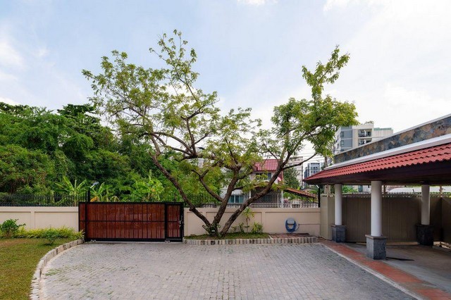 รหัส# TO960 ให้เช่าบ้านเดี๋ยว 2 ชั้น 235 ตารางวา 5 ห้องนอน ซอยลาซาล ใกล้ BTS แบริ่ง ใกล้บางกอกพัฒนา สำหรับอยู่อาศัยหรือทำออฟฟิศ  *** ราคาเช่า 89,000 บาท/เดือนบ้านเดี๋ยว 2 ชั้น ซอยลาซาล ใกล้ BTS แบริ่ง ขนาด 235 ตารางวา พื้นที่ใช้สอยรวมประมาณ 500 ตารางเมตร 5 ห้องนอน4 ห้องน้ำ 2 ห้องทำงานส่วนตัว 2 ห้องรับแขก2 ครัว1 ห้องแม่บ้าน + ห้องน้ำพร้อมที่จอดรถกว้างขวาง จอดรถในร่มได้ 4 คัน หน้าบ้านได้ 8 คัน