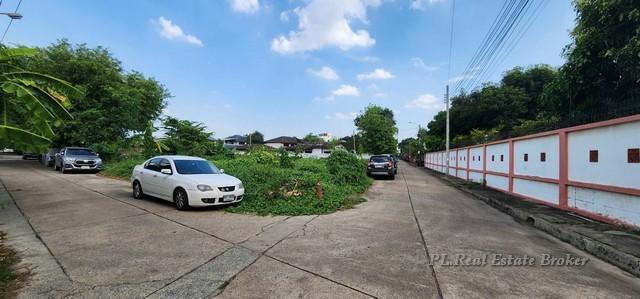 ขายที่ดิน 2-0-77 ไร่ ย่านลาดพร้าว ลาดพร้าว101 บางกะปิ โพธิ์แก้ว ใกล้ BTSลาดพร้าว101 700 ม.เหมาะทำโครงการขนาดเล็ก บ้านเดี่ยว โฮมออฟฟิศ บริษัท สำนักงาน*** สามารถซื้อแปลงเล็กได้ เริ่มต้นที่ 80 ตร.วา. ***ราคาขาย ยกแปลง 83,315,000. บาท ( ราคาขาย 95,000 บาท/ ตร.วา )ที่ตั้ง ถนนลาดพร้าว ซอยลาดพร้าว101 แยก 7 แขวง คลองจั่น เขตบางกะปิ กรุงเทพมหานคร 10310ติดต่อ : คุณภัสพงณ์ 0634098164 ,0813987741Line : deedaa23เนื้อที่ 2-0-77 ไร่ ( 877 ตร.วา. )- �