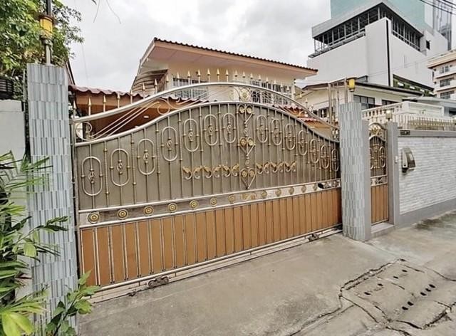 HR994 ให้เช่าบ้านเดี่ยว 2ชั้น บ้านอยู่เจริญ ซอยรัชดา7  ใกล้เซ็นทรัลลาดพร้าวติดต่อ : - คุณสราวุฒิ Tel. 0994108945   Line : 0994108945  ราคาเช่า 70,000บาท/เดือนประกัน 2เดือนล่วงหน้า 1เดิอนรายละเอียดบ้านเดี่ยว 2ชั้น พื้นที่ 60ตารางวา เนื้อที่ใช้สอย 300ตารางเมตร-5 ห้องนอน-3 ห้องน้ำ-3 ที่จอดรถ-6 เครื่องปรับอากาศเช่าพร้อมเฟอร์นิเจอร์ พร้อมพักอาศัยสถานที่ใกล้เคียง-MRTรัชดาภิเษก ทางออก2-เซ็นทรัลลาดพร้าวท