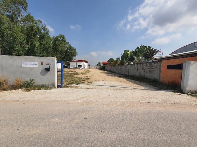 ขายที่ดิน 1 ไร่พร้อมสิ่งปลูกสร้างและอุปกรณ์กิจการโรงน้ำดื่มทั้งหมด ( ตามรูป ) สามารถดำเนินการต่อได้เลยคะสถานที่ใกล้เคียง- กลางใจเมืองบ้านฉาง - ใกล้เทศบาลเมืองบ้านฉาง - สนามกีฬาบ้านฉาง - ห้างสรรพสินค้า เช่น  โรบินสันบ้านฉาง  โลตัส ไทวัสดุ - เข้าออกได้หลายทาง ห่างจากนิคมอุตสาหกรรมมาบตาพุด เพียง 10 นาที - ห่างจากสนามบินอู่ตะเภา เพียง 10 นาที - เดินทางสะดวกใกล้ทางด่