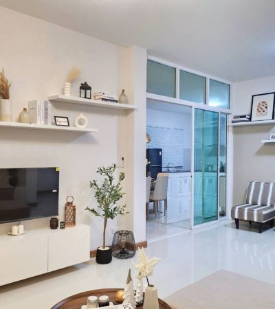 ติดต่อ เต้ย 086-659-5965 Line ID: Creatoeyขาย 3.99 ล้านบาทบ้านเดี่ยวชั้นเดียว Renovate ใหม่ทั้งหลัง หมู่บ้าน ชญยลวิว โซนสุเทพ ใกล้นิมมาน ใกล้มหาวิทยาลัยเชียงใหม่ ใกล้โรงพยาบาลสวนดอก เดินทางสะดวก 3 ห้องนอน 3 ห้องน้ำ 1 ห้องรับแขก 1 ห้องครัวใหญ่ 2 จอดรถขนาดที่ดิน 64.1 ตรว. .ขายเพียง 3.99 โอนคนละครึ่งแถมเครื่องใช้ไฟฟ้า ฟรี  แถมเฟอร์นิเจอร์ ฟรี .Smart TV 43 นิ้ว แอร์ 2 ตัว 9,000 และ 18,000 BTU ตู้เย็น 2 ประตู 1 เครื่อง ไมโค