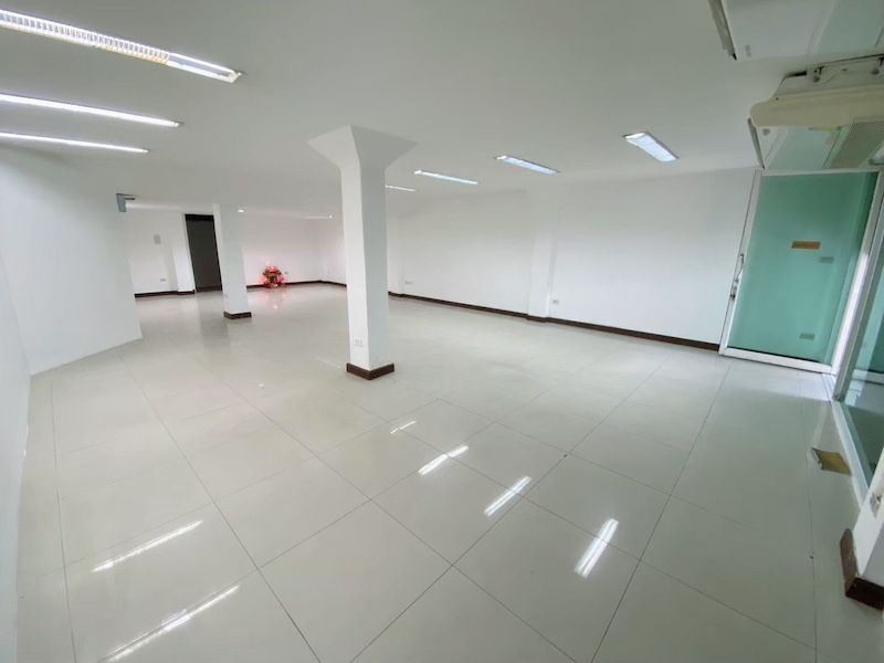 BH2567 ให้เช่าอาคารพาณิชย์เฉพาะชั้นล่าง 112ตารางเมตร และขายทั้งตึกด้วย 2คูหา วงศ์สว่าง ตรงข้าม ซอย กรุงเทพ-นนทบุรี 54