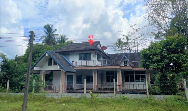   รายละเอียดเพิ่มเติม Code ID : PKK02-08701  ราคาขาย 1,557,000  บาท- ขนาดพื้นที่ :   186.20 ตร.ว.- พื้นที่ใช้สอย :   351.00 ตร.ม.- จำนวนห้อง :  3 ห้องนอน 2 ห้องน้ำ  - ที่จอดรถ :    1   คัน- บ้านหันทางทิศ : - พิกัดทรัพย์ : https://maps.app.goo.gl/8jRpPoj7hqa3xH8L9    สถานที่ใกล้เคียง- ใกล้โรงพยาบาลค่ายวชิราวุธ  - ใกล้ท่าแพ ซุปเปอร์มาร์เก็ต - ใกล้โลตัส โกเฟรช ตลาดท่าแพ- ใกล้ซุปเปอร์มด น้ำแคบ สอบถามเพิ่มเติม/นัดชมโทร. 097-419-5982(พลอย)โทร. 096-932-4624(ออมสิน)Line : @pana