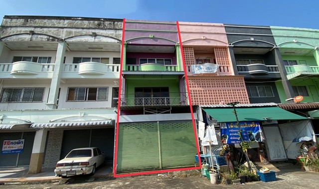 รายละเอียดเพิ่มเติมCode ID :   PKK04-05692ราคาขาย       1,700,000 บาท- ขนาดพื้นที่ :  20 ตร.ว- พื้นที่ใช้สอย :   225 ตร.ม- จำนวนห้อง :  3 ห้องนอน 2 ห้องน้ำ (2 คูหา, มีชั้นลอย) - ที่จอดรถ :      1 คัน- อาคารพาณิชย์ :   3 ชั้น- อาคารพาณิชย์หันทางทิศ : -- อายุอาคาร :   26 ปีพิกัดทรัพย์  :   https://maps.app.goo.gl/yrrmUqz3MbBcuDv1Aสถานที่ใกล้เคียง- ใกล้ตลาดสองแผ่นดิน - ใกล้โลตัส โกเฟรช บ้านหินตก- ใกล้โรงพยาบาลพระพรหม- ใกล้โรงเรียนอนุบาลบางขันสอบถามเ�