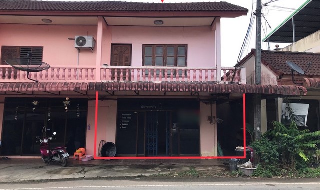 รายละเอียดเพิ่มเติมCode ID :   PKK04-04241ราคาขาย       1,235,000 บาท- ขนาดพื้นที่ :  28 ตร.ว- พื้นที่ใช้สอย :   146.75 ตร.ม- จำนวนห้อง :  2 ห้องนอน 2 ห้องน้ำ (2 คูหา, มีชั้นลอย) - ที่จอดรถ :      1 คัน- อาคารพาณิชย์ :   2 ชั้น- อาคารพาณิชย์หันทางทิศ : -- อายุอาคาร :   18 ปีพิกัดทรัพย์  :   https://maps.app.goo.gl/Q2hJcRvUgiqutyXX7สถานที่ใกล้เคียง- ใกล้ตลาดนัดสวนปาล์ม- ใกล้โลตัส โกเฟรช บางขัน นครศรีธรรมราช - ใกล้โรงพยาบาลบางขัน- ใกล้โรงเรียนอนุบาลบา�