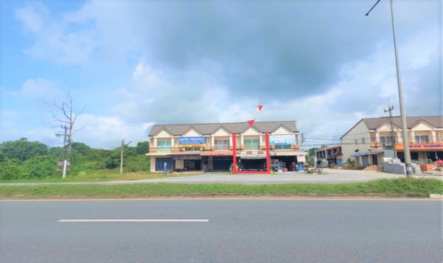 รายละเอียดเพิ่มเติมCode ID :   PKK04-05032ราคาขาย       1,570,000 บาท- ขนาดพื้นที่ :   29.80 ตร.ว- พื้นที่ใช้สอย :  153 ตร.ม- จำนวนห้อง :  1 ห้องนอน 1 ห้องน้ำ - ที่จอดรถ :      1 คัน- อาคารพาณิชย์ :   2 ชั้น- อาคารพาณิชย์หันทางทิศ : -- อายุอาคาร :  13 ปีพิกัดทรัพย์ :    https://maps.app.goo.gl/JrzA8abCDGzdTUNT9สถานที่ใกล้เคียง- ใกล้ตลาดรัษฎาพลาซ่า- ใกล้โลตัส​ คลองปาง - ใกล้วัดกะโสมใต้- ใกล้โรงเรียนบ้านพูนสอบถามเพิ่มเติม/นัดชมโทร. 097-419-5982(พลอย)โทร. 096-932